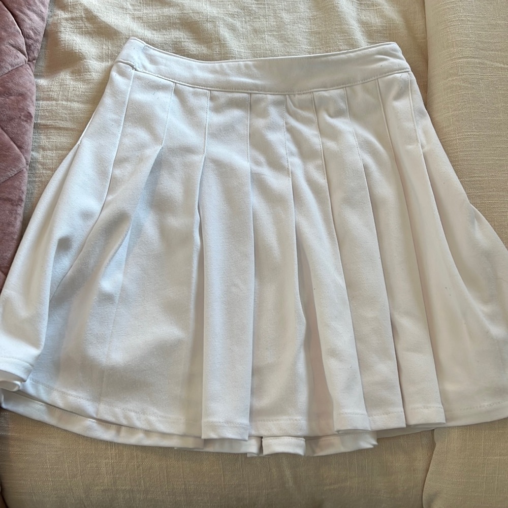 White pleated Hollister skirt